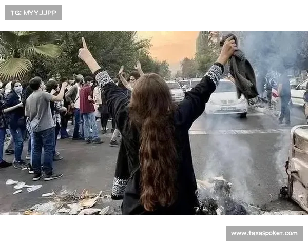 伊朗女性球迷解禁首次进场观看比赛 头巾飘扬见证历史性时刻